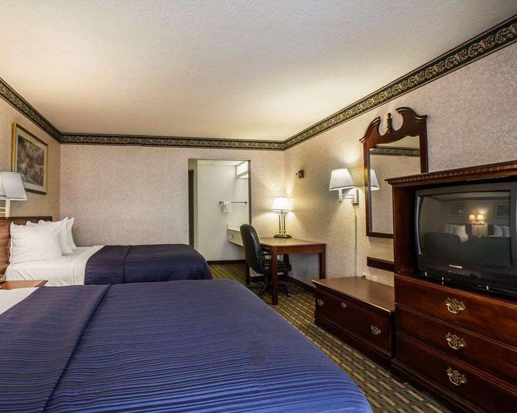Econo Lodge Inn And Suites - Pilot Mountain Room photo