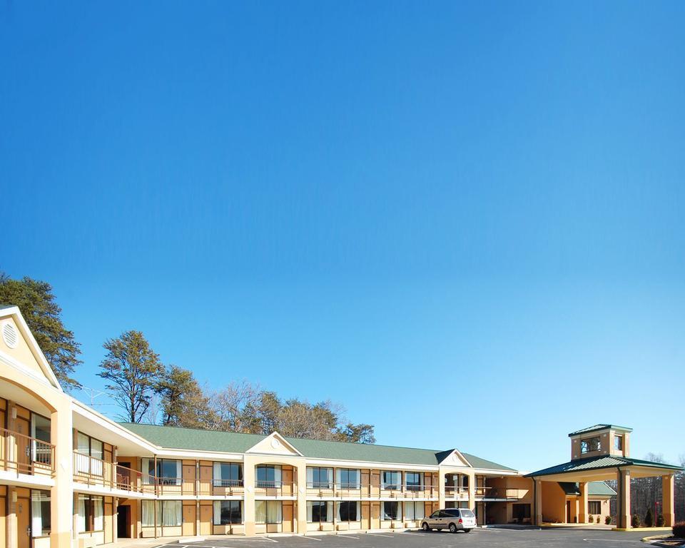 Econo Lodge Inn And Suites - Pilot Mountain Exterior photo