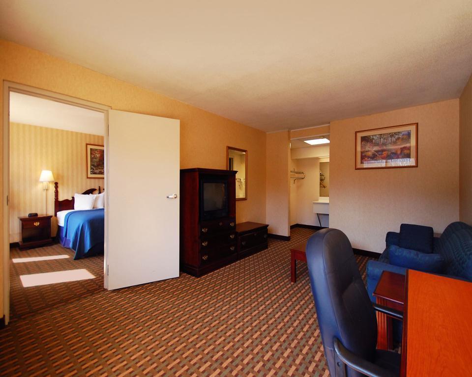Econo Lodge Inn And Suites - Pilot Mountain Exterior photo